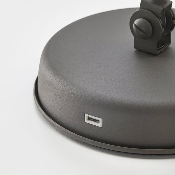 Prikazuje elegantnu, modernu stolnu svjetiljku s USB priključkom za punjenje i podesivim dizajnom.