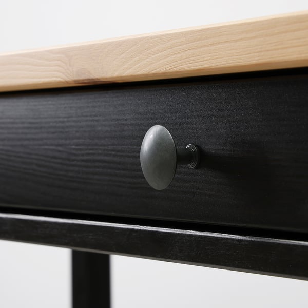 Jednostavan drveni stol s elegantnom crnom ručkom, koji pokazuje kvalitetnu izradu i čist dizajn.