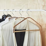 HÖSVANS vješalice od prirodnog bambusa. Tanak, zakrivljen dizajn za košulje i bluze, učinkovito organizira garderobu.