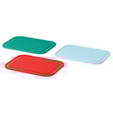 Tri pravokutne ikea daske za rezanje u zelenoj, crvenoj i plavoj boji, položene ravno.