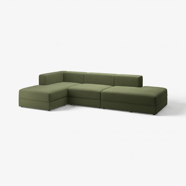 Teška zelena, udobna sofa u kutu s širokim ležaljkama, mekani manšest, čiste linije.