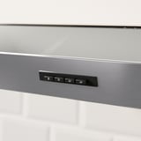 Upravljačka ploča nape od nehrđajućeg čelika s LED prekidačima za svjetlo i postavkama brzine, prikazana izbliza.