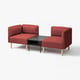 Crveni modularni sofa, modernog dizajna, s drvenim nogama i crnim pomoćnim stolićem, prikladan za dnevne boravke.
