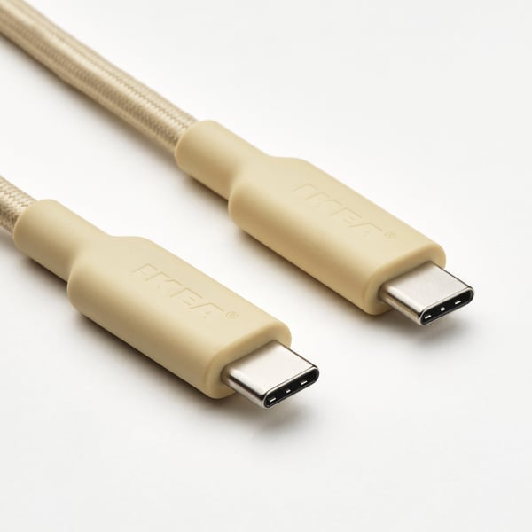 Bež usb-c kabel za punjenje s konektorima okrenutim prema kameri, markirani frgf, prikazan na bijeloj pozadini.