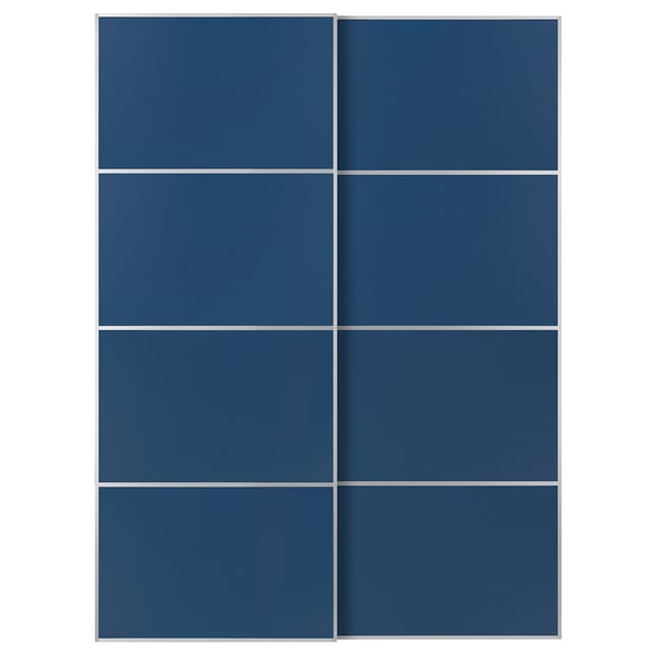 Plava klizna vrata ormara, elegantnog dizajna s aluminijskim okvirima i pločama od vlaknastih ploča.