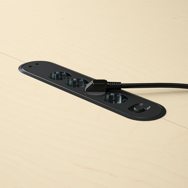 Crna stolna utičnica s više utičnica i USB priključcima. Idealno za male sastanke ili radne prostore.