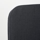 Tamno sivi tapecirani kut kauča na razvlačenje, s kvalitetnom tkaninom i urednim šavovima.