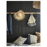 Spavaća soba s jastucima, jaknom, šeširom, torbom, slušalicama, drvenim zidom.