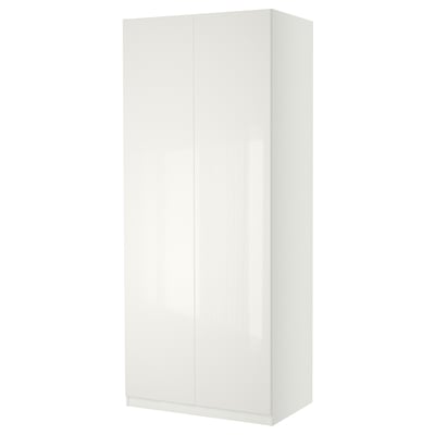 Bijeli PAX ormar elegantnog, pravokutnog dizajna. Stoji visoko s glatkim, sjajnim površinama.