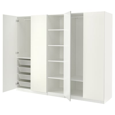Bijeli ikea PAX ormar s otvorenim vratima, policama koje otkrivaju i košarom.