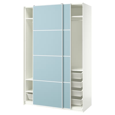 Bijeli ikea PAX ormar s plavim kliznim vratima i metalnim mrežastim košarama.