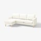 Bijela, moderna sofa u obliku slova L s drvenim nogama.