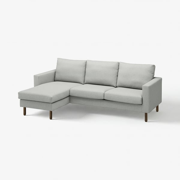 Svijetlosiva moderna sofa u obliku slova L s drvenim nogama, minimalistički dizajn.