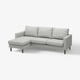 Svijetlosiva moderna sofa u obliku slova L s drvenim nogama, minimalistički dizajn.