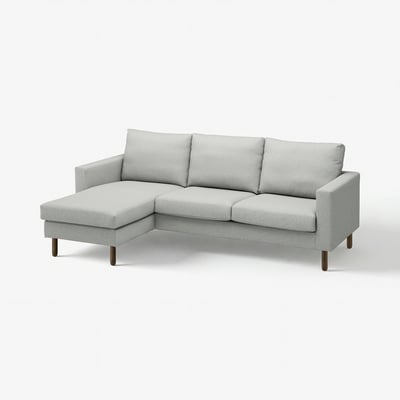 Svijetlosiva moderna sofa u obliku slova L s drvenim nogama, minimalistički dizajn.