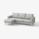 Moderna siva sofa u obliku slova L s drvenim nogama, minimalistički dizajn, svijetlosiva tkanina.