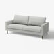 Moderna svijetlosiva sofa s kvadratnim jastucima i drvenim nogama.