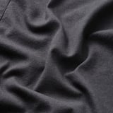 Krupni plan tamne teksture tkanine, vjerojatno pregače, koji prikazuje kvalitetu i detalje.