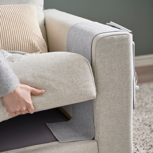 Sivi džep naslona za ruke SILÄNG organizira predmete izrađene od recikliranog poliestera.