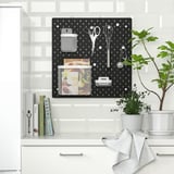 SKÅDIS pegboard u kuhinji s pametnim telefonom, škarama, pjenjačom, ključevima, časopisima i ručnikom.