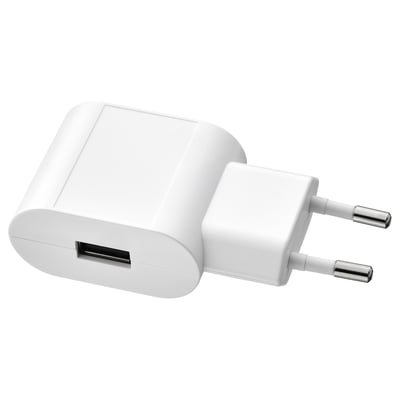 Mali bijeli USB punjač, kompaktan dizajn, zaobljeni rubovi.