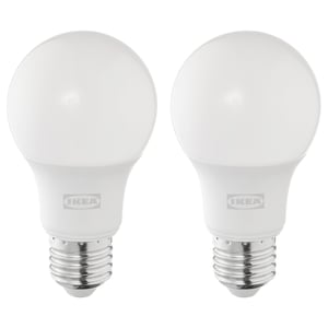 Dvije ikea SOLHETTA LED žarulje, toplo-bijele, sfernog oblika, izrađene od plastike, odmah svijetle.