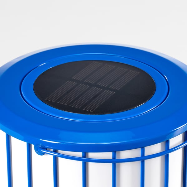 Svijetloplava svjetiljka na solarni pogon elegantnog dizajna. Kružna ploča učinkovito hvata sunčevu svjetlost. Čvrsta metalna baza osigurava stabilnost.