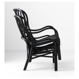 Crna pletena stolica, tkani ratan, zagrljaj dizajna. Idealno za udobnost i slaganje.