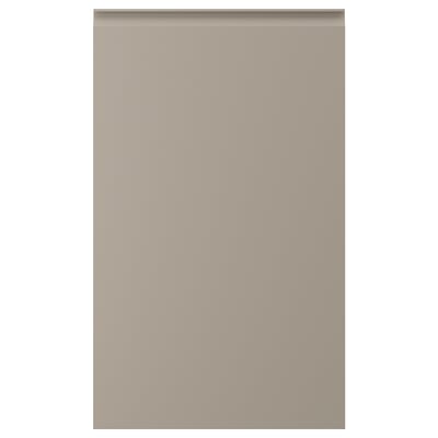 Bež kuhinjski ormarić s metalnim ručkama, pravokutnog oblika.