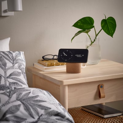 IKEA VÄSTMÄRKE bežični punjač za telefon, smeđa plutena baza s bijelom podlogom za punjenje, dizajniran za jednostavnu upotrebu i toplu estetiku.