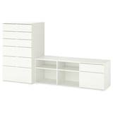 Dvodijelni bijeli set namještaja: visoka komoda sa šest ladica i niskim postoljem za TV s policama i dvije ladice, elegantan i moderan dizajn.