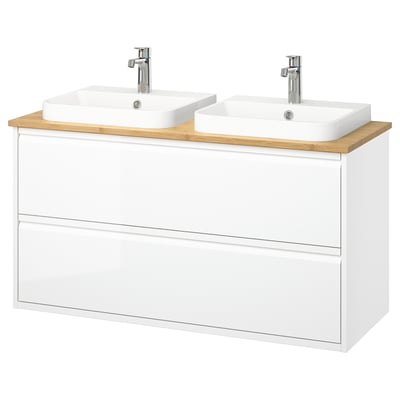 Modern fehér dupla fürdőszobai mosdókagyló bambusz munkalappal, két kerámia mosdóval és elegáns ezüst lámpatestekkel.