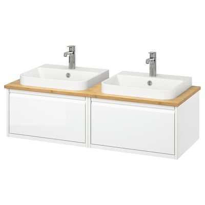 Dupla fehér fürdőszobai mosdókagyló, fa tető, téglalap alakú mosdókagyló, króm csaptelepek. Modern minimalista design.