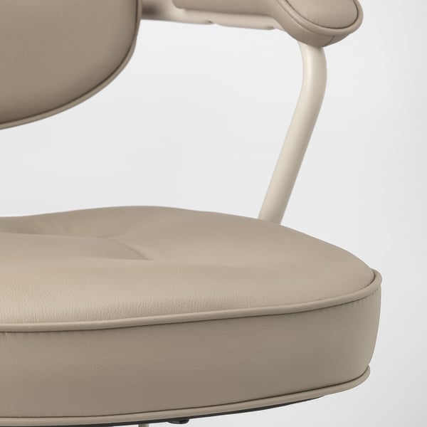 Ergonomikus irodai szék közelről, puha, kiváló minőségű bőrrel és karcsú vázkialakítással.