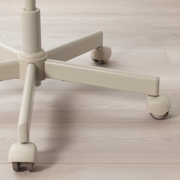 Közeli kép egy irodai szék alapjáról, 5 simán gördülő görgőről, masszív és karcsú kialakításról.