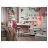 Otthoni iroda fehér ALEX íróasztallal, rózsaszín díszítéssel, rendezett kiegészítőkkel.