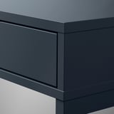 Sötétszürke ALEX íróasztal közeli kép, elegáns fiókokkal és polírozott élekkel.