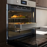 Modern sütő digitális kijelzővel, rozsdamentes acél, belül főzés.