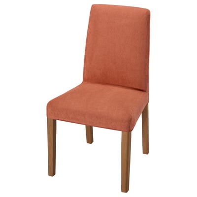 Egy narancssárga IKEA BERGMUND szék fa vázzal, korsonsonszondszerű textúrával és magas háttámlával a kényelem érdekében.
