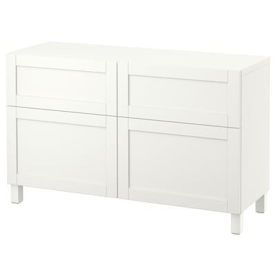 Fehér BESTÅ tálalószekrény két ajtóval és két fiókkal, téglalap alakú, forgácslapból és farostlemezből, minimalista dizájnnal.