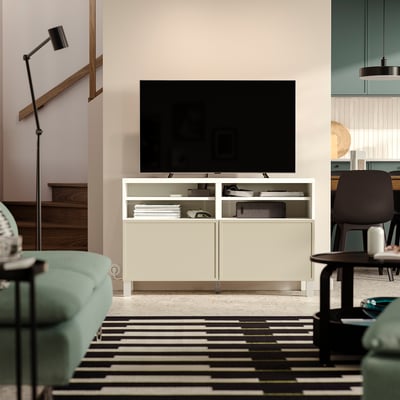 BESTÅ TV-állvány ajtókkal, fehér/Krukmakare bézs, 120x42x74 cm