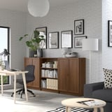 Modern nappali: BILLY könyvespolc, irodai berendezés, kanapé párnával, dohányzóasztal.