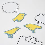 Három sárga madármágnes fehér alapon, körvonalakkal körülöttük.