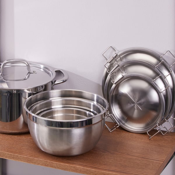 Rozsdamentes acél fészkelőtálak fedéllel az élelmiszerek tárolásához és tálalásához.