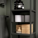 Polcszervező palackokkal, kannákkal és ecsettel. Az ENHET sorozat biztonságban és pormentesen tartja a tárgyakat.