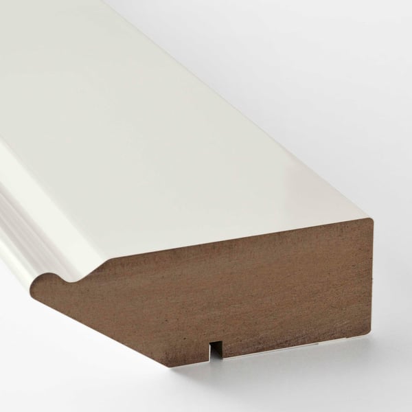 Fehér konyhai lábazat sima felülettel, masszív felépítéssel, látható élrészletekkel, sima háttér előtt.