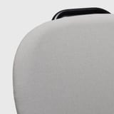 Modern kárpitozott széktámla, szürke texturált anyag, fekete fogantyú, masszív váz.