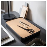 Rendezett íróasztal HARVMATTA dobozzal, ollóval, tollal, lámpával, laptoppal