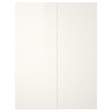 Fényes fehér tolóajtó egy minimalista gardrób része.