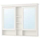 Fehér HEMNES tükörszekrény letisztult dizájnnal és több üvegrekesszel a tároláshoz.